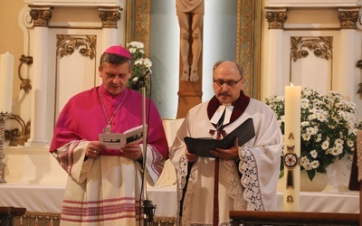 Na zakończenie nabożeństwa ekumenicznego biskupi: Roman Pindel i Adrian Korczago udzielili zgromadzonym w kościele błogosławieństwa