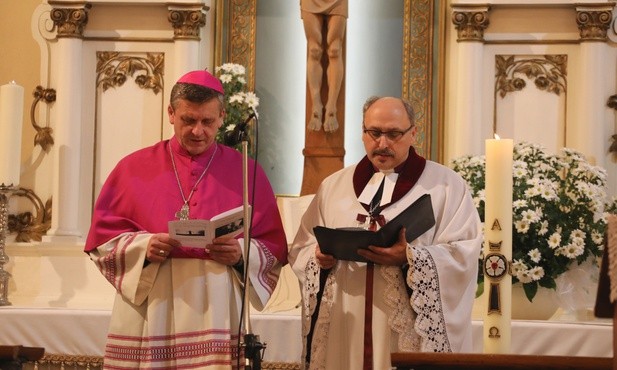 Na zakończenie nabożeństwa ekumenicznego biskupi: Roman Pindel i Adrian Korczago udzielili zgromadzonym w kościele błogosławieństwa