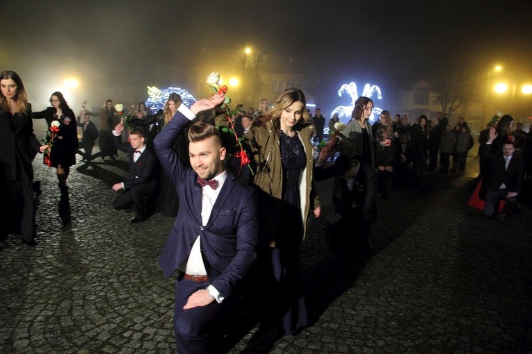 Polonez maturzystów Katolickiego LO w Głownie