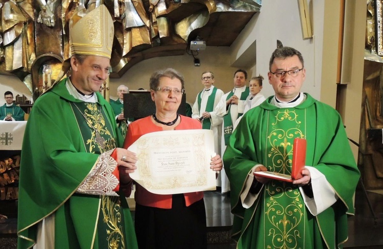 Medal "Pro Ecclesia et Pontifice" dla doktor Anny Byrczek