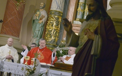 Mszy św. z poświęceniem w kościele w Jedlni przewodniczył bp Piotr Turzyński