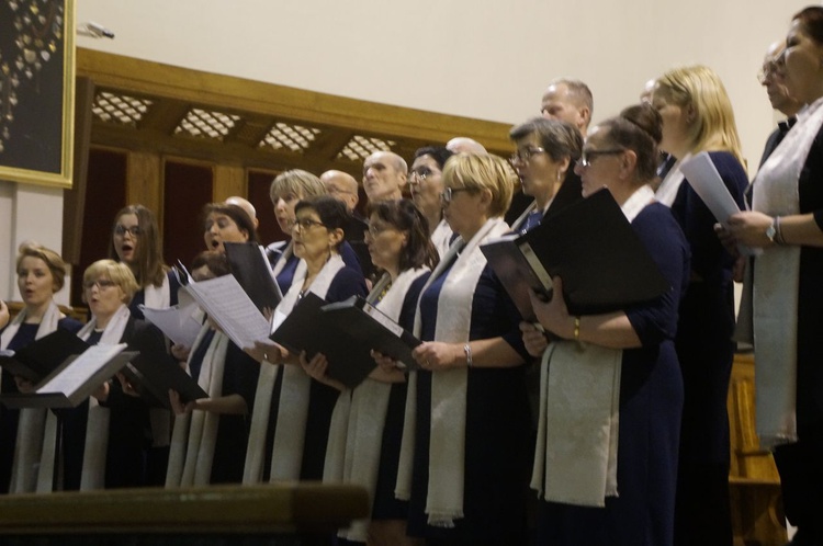 Wiele głosów na cześć Bożej Dzieciny 