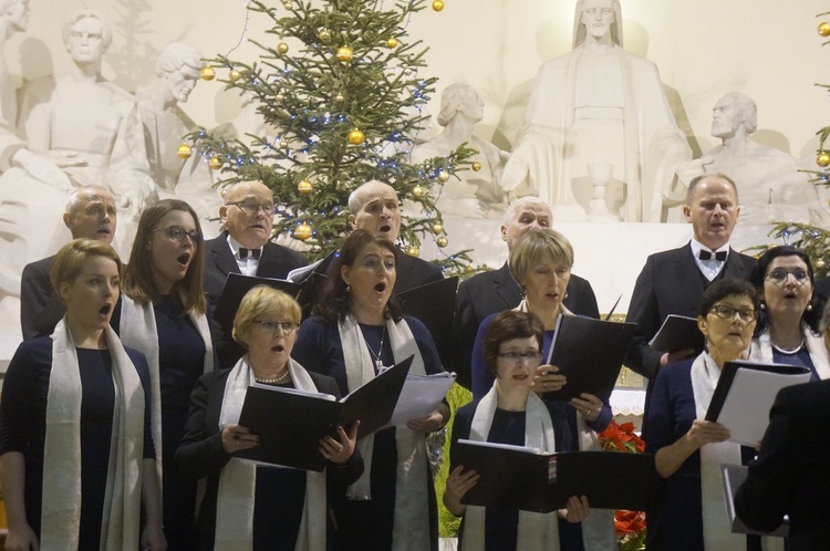 Wiele głosów na cześć Bożej Dzieciny 