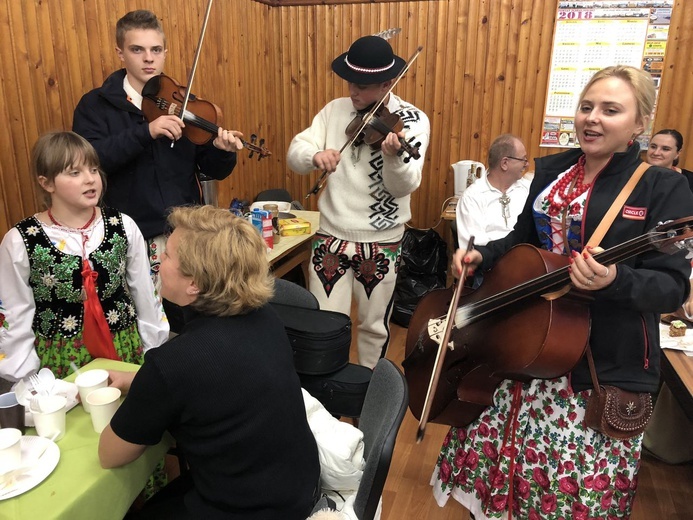 Wiele głosów na cześć Bożej Dzieciny 