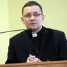 Ks. Jan Frąckowiak pochodzi z Archidiecezji Poznańskiej. W Rzymie obronił pracę doktorską na temat Bożego gniewu. 