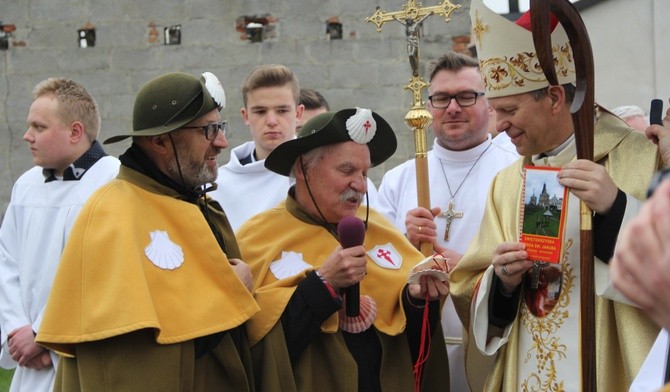 Przewodnik po Świętokrzyskiej Drodze św. Jakuba i muszle bp. Piotrowi Turzyńskiemu przekazali Marek Sokołowski (z lewej) i Jerzy Kazimierczak, senior konfraterni 