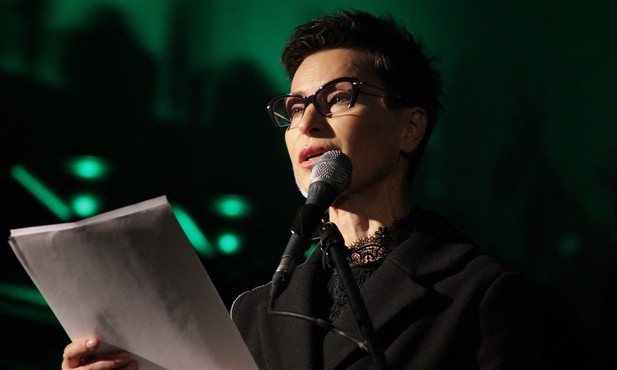 Danuta Stenka w trakcie czytania fragmentów Apokalipsy św. Jana