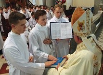 Posługę przyjęło w kościele pw. Matki Boskiej Bolesnej w Nysie 99 chłopców z 33 parafii diecezji opolskiej.