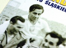 Na okładce książki Gerard Cieślik wynoszony na ramionach po zwycięskim meczu z ZSRR, w którym strzelił 2 bramki.