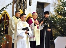 Z kościoła seminaryjnego popłynęła wspólna modlitwa. Poprowadzili ją bp Andrzej Czaja i abp Jerzy Pańkowski  (po prawej).