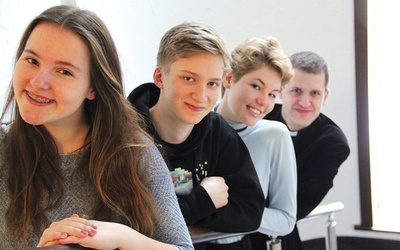 Od lewej: Monika, Filip, Marta i ks. Krzysztof Nowrot – jedni z organizatorów #youthcamp Rybnik.