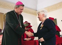 ▼	Medal św. Jadwigi z rąk abp. Józefa Kupnego otrzymała Elżbieta Krawiec, długoletnia pracownica dziekanatu PWT.