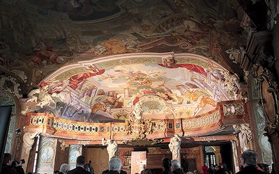 ▲	Aula to jedno z najwspanialszych barokowych świeckich wnętrz na Śląsku. Na zdjęciu empora muzyczna.