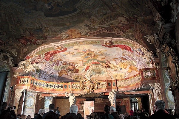 ▲	Aula to jedno z najwspanialszych barokowych świeckich wnętrz na Śląsku. Na zdjęciu empora muzyczna.