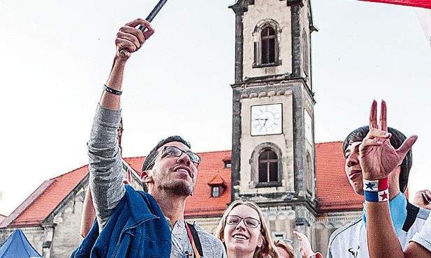 Sebastian Forero z flagą Polski podczas jednego z dwóch wielkich koncertów dla pielgrzymów z różnych krajów,  jakie odbyły się na tarnogórskim rynku. W czasie Dni w Diecezji przed ŚDM w Krakowie Sebastian wraz z przyjaciółmi mieszkał u rodzin z parafii Matki Sprawiedliwości i Miłości Społecznej w Tarnowskich Górach-Opatowicach.