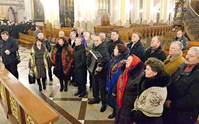 W katedrze radomskiej zaśpiewali dla bp. Henryka Tomasika. Pierwszy z lewej ks. Krzysztof Wilk.