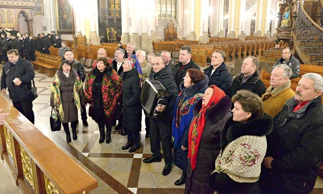 W katedrze radomskiej zaśpiewali dla bp. Henryka Tomasika. Pierwszy z lewej ks. Krzysztof Wilk.