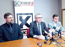 – Wszystkich, którzy chcą wspomóc naszych rodaków  na Ukrainie, proszę o kontakt z moim biurem poselskim – zaprasza Robert Mordak (w środku). Adres: Radom,  ul. Żeromskiego 42, lok. 21, tel. 603 071 303.