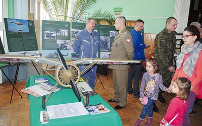 ▲	Militariami interesują się nie tylko panowie.