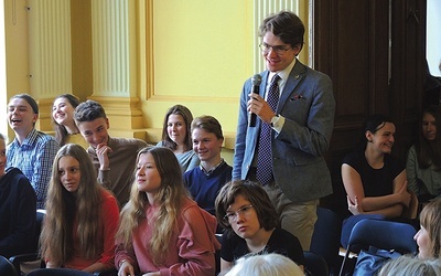 Licealiści w cieszyńskim KLO podczas debaty.