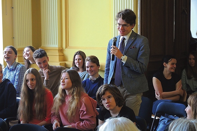 Licealiści w cieszyńskim KLO podczas debaty.