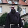 O. Augustyn Zygmunt OFM jest gwardianem i proboszczem parafii pw. św. Józefa Oblubieńca we Wschowie. 