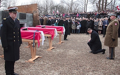 W uroczystościach pogrzebowych trzech komandorów uczestniczył prezydent Andrzej Duda.  Adm. Unrug miałby spocząć obok swoich podkomendnych.