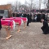 W uroczystościach pogrzebowych trzech komandorów uczestniczył prezydent Andrzej Duda.  Adm. Unrug miałby spocząć obok swoich podkomendnych.