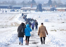 ▲	Po wykładzie i wspomnieniach uczestnicy spotkania przeszli na teren byłego Konzentrationslager.