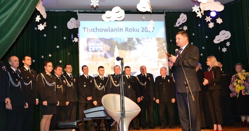 Moment wręczenia statuetki "Tłuchowianina Roku"