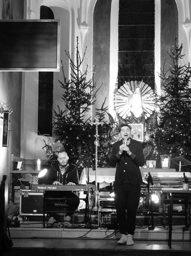 Koncert Janusza Radka w odcieniach szarości