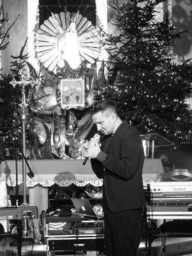 Koncert Janusza Radka w odcieniach szarości