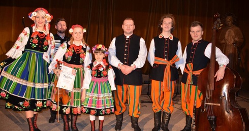 Zdobywcy głównych nagród festiwalu - zespół poŁOWICZni i Agata Ciesielska. Pierwsza z lewej Ewa Smerecka