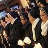 180 sióstr i 120 zakonników