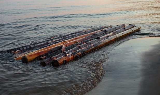 Promem, który zatonął na wodach Kiribati, płynęło ponad 80 osób