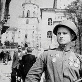 27 kwietnia1945 r. Żołnierz radziecki przed siedzibą władz PKWN w Lublinie.