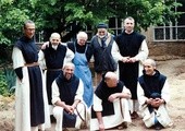 Trapiści z Tibhirine w Algierii (wśród nich jeden z ocalałych).