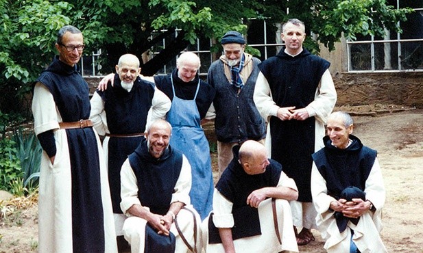 Trapiści z Tibhirine w Algierii (wśród nich jeden z ocalałych).