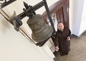 O. Paweł Hańczak wzywa mnichów do kaplicy.  – W Karmelu staramy się siedzieć przed Panem. Bez fajerwerków – opowiada.