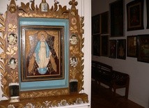 Ołtarzyk domowy z gipsową figurą Matki Boskiej Niepokalanej