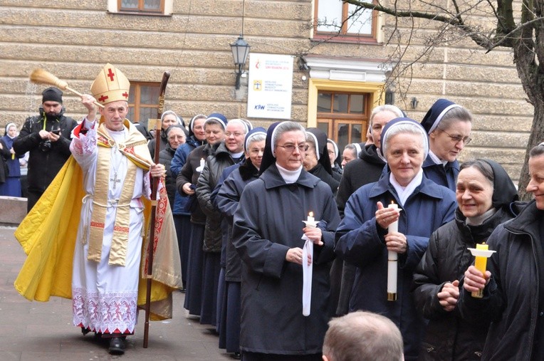 Bp Salaterski błogosławi świece