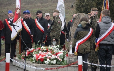 Ciała rozstrzelanych leżały wiele dni przy nasypie