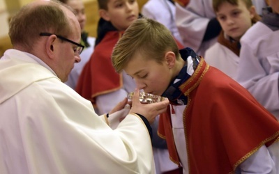 Na zakończenie części liturgicznej ministranci mogli ucałować relikwie świętego.