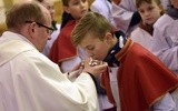 Na zakończenie części liturgicznej ministranci mogli ucałować relikwie świętego.
