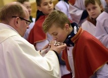 Na zakończenie części liturgicznej ministranci mogli ucałować relikwie świętego.