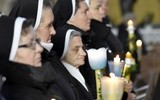 Ze świecami w ręku wszyscy uczestnicy Eucharystii przeszli w procesji.