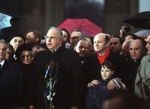 Helmut Kohl (przy mikrofonie) podczas otwarcia muru berlińskiego