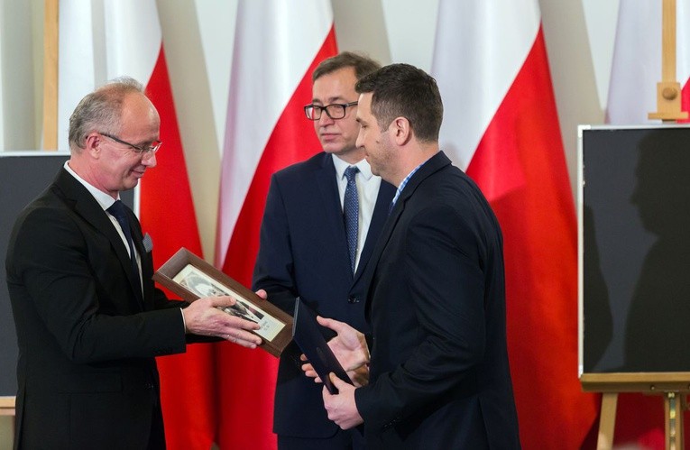 W twarzach, losach tych osób, zawarta jest dramatyczna historia Polski