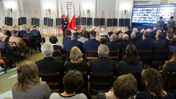 W twarzach, losach tych osób, zawarta jest dramatyczna historia Polski