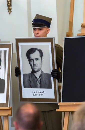 W twarzach, losach tych osób, zawarta jest dramatyczna historia Polski